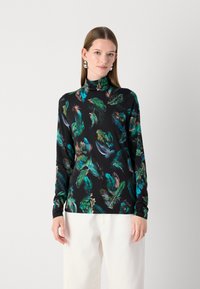 Tricou cu mânecă lungă din material negru, cu un imprimeu colorat cu pene, având guler înalt și o croială slim. Textura pare netedă și elastica.