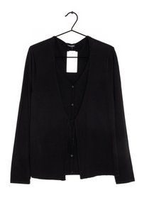 Černý svetr na knoflíky s výstřihem do V, dlouhými rukávy a stahovací šňůrkou v pase; žebrovaná textura ve spodní polovině.