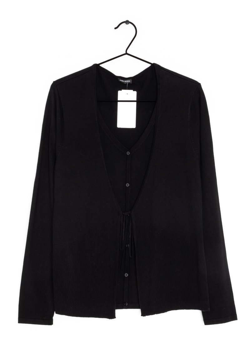 Černý svetr na knoflíky s výstřihem do V, dlouhými rukávy a stahovací šňůrkou v pase; žebrovaná textura ve spodní polovině.