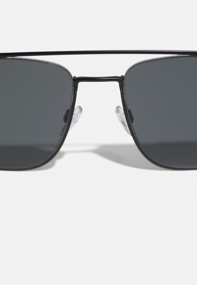 Occhiali da sole neri a forma rettangolare con lenti scure. Montatura sottile in metallo con naselli trasparenti. Design pulito, minimo hardware e senza motivi visibili.