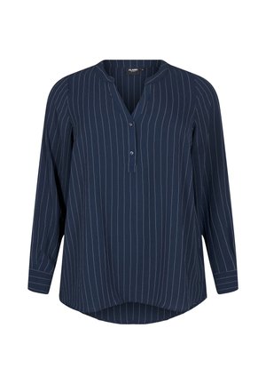 Blouse bleu marine à manches longues avec fines rayures verticales blanches, boutonnage partiel devant, et ourlet asymétrique