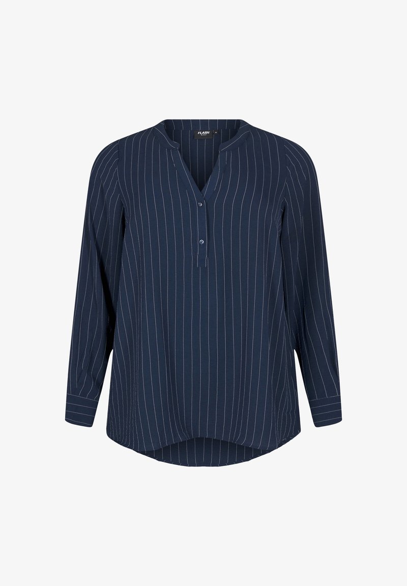 Blouse bleu marine à manches longues avec fines rayures verticales blanches, boutonnage partiel devant, et ourlet asymétrique