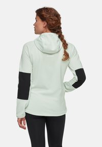 Licht mintgroene hoodie met zwarte accenten, textuurstof en een aangesloten ontwerp. Logo zichtbaar op de achterkant. Voorzien van lange mouwen en zakken.