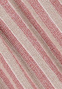 Geweven stof met afwisselend brede strepen in rood en beige, met zichtbare textuur en een subtiele glans van de vezels.