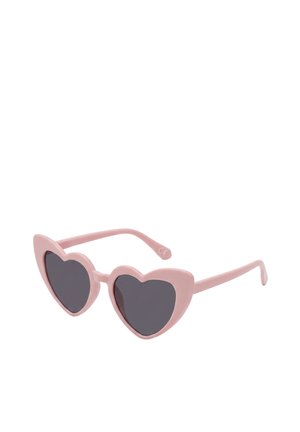 Roze zonnebril met hartvormig montuur en donkere glazen, licht schuin weergegeven op een witte achtergrond.