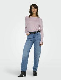 Lichtroze langemouwtop met een bootnek, gedragen met blauwe rechte jeans en zwarte hoge enkellaarsjes. Soepele stof, casual ontwerp.