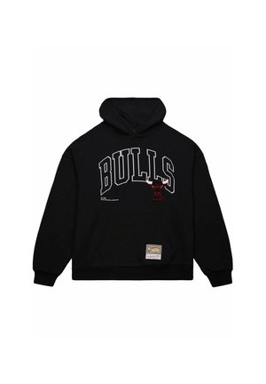 Czarna bluza z kapturem Chicago Bulls z przednią kieszenią kangur, dużym napisem "BULLS" i czerwonym logo byka pod napisem.