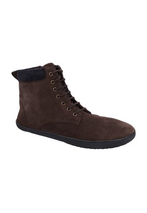 Brauner Wildleder-Hochschuh mit schwarzem Fersenabschluss, braunen Schnürsenkeln und schwarzer Gummisohle auf weißem Hintergrund.