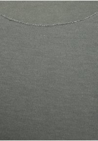 Grau gerippter Strickstoff mit einem subtilen Glanz am Halsausschnitt. Mit einem runden Kragen und einer weichen Textur. Keine auffälligen Muster.