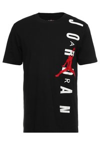 Jordan TEE VERTICAL  - Camiseta estampada - black/gym red