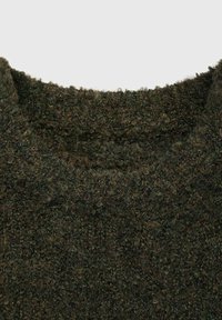 Pulover tricotat verde, cu o suprafață texturată și pufoasă. Dispune de un decolteu larg și o guler înalt tricotat. Materialul pare gros și călduros.