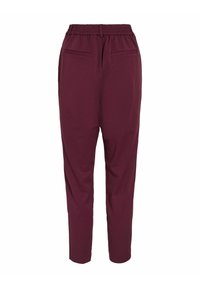 Bordeauxkleurige broeken met een elastische tailleband, taps toelopend ontwerp en twee achterzakken, gemaakt van een zachte, gladde stof.