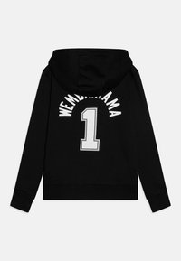 Felpa nera con cappuccio regolabile. Presenta la scritta "WEMBNYAMA" e il numero "1" in bianco, lettering in maiuscolo sul retro. Materiale in cotone.