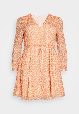 Vestido floral com mangas longas, decote em V, cintura ajustada e saia evasê. Apresenta um padrão floral repetido em rosa e laranja sobre um fundo claro.