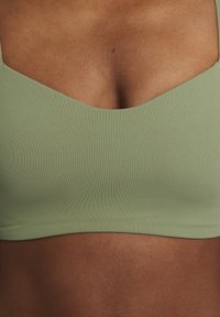 Nike Performance ALATE TRACE BRA - Sutiã desportivo de suporte ligeiro - oil green/sail