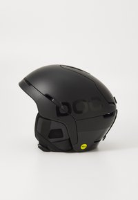 Czarny kask o aerodynamicznym wzornictwie, z otworami wentylacyjnymi, naklejką MIPS oraz regulowanymi paskami dla pewnego dopasowania. Matowe wykończenie.