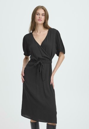 Čierne zavinovacie šaty s krátkymi puff rukávmi, výstrihom do V a opaskom na uviazanie. Priliehavý strih, hladká textúra a dĺžka po kolená.