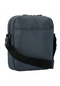 Borsa messenger in tessuto grigio con superficie testurizzata, dotata di una tracolla nera regolabile e chiusura con zip, di forma quadrata compatta.