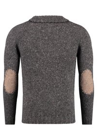 Grauer gestrickter Pullover mit Rundhalsausschnitt, strukturiertem Stoff und markanten Ellenbogenflicken mit einem gewebten Muster.