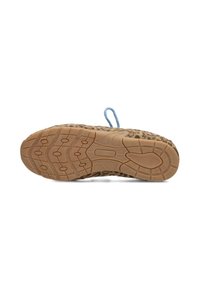 Suela de calzado con una base de goma marrón texturizada y un diseño en patrones; cuenta con una lengüeta azul para facilitar su colocación.