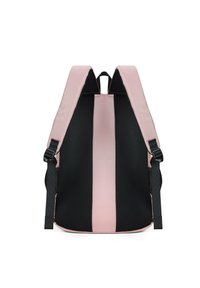 Zaino rosa e nero realizzato in un materiale testurizzato e traspirante. Presenta spallacci regolabili, un design elegante e una tasca con zip sul lato.