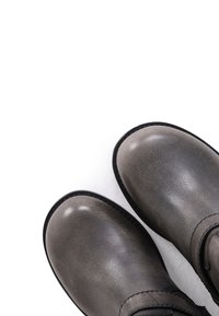 Szare skórzane botki o gładkiej fakturze, zaokrąglonym czubku i kontrastowej czarnej podeszwie. Charakteryzujące się prostym designem i detalami w postaci szwów.