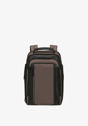 Zaino nero e marrone con doppie spalline imbottite, maniglia superiore, tasche con zip e una superficie liscia e strutturata.