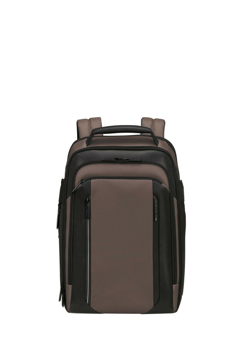 Zaino nero e marrone con doppie spalline imbottite, maniglia superiore, tasche con zip e una superficie liscia e strutturata.
