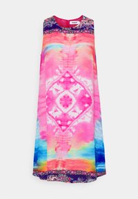 Vestido sin mangas colorido con un patrón de teñido anudado en rosa, azul y blanco, acentuado con un estampado de cachemira alrededor del escote y el dobladillo.
