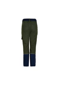 Groene en marineblauwe cargobroek met een elastische tailleband, voorzien van meerdere zakken en contrasterende gekleurde onderbenen. Soepele stofstructuur.