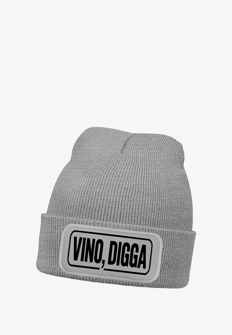Graue gestrickte Mütze mit umgeschlagenem Bündchen, das einen rechteckigen Aufnäher mit dem Text „VINO, DIGGA“ in fetter schwarzer Schrift zeigt.