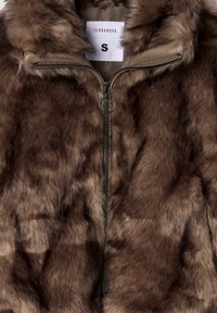 Gilet in finta pelliccia marrone con chiusura lampo frontale e dettagli in pelle. Presenta un colletto alto e un cursore rotondo per la zip. Taglia: S.