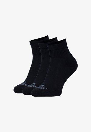 Schwarze Knöchelsocken, drei Paare, aus strukturiertem Material, mit verstärkten Fersen und Zehen, sowie einem kleinen grauen Logo nahe dem unteren Rand.