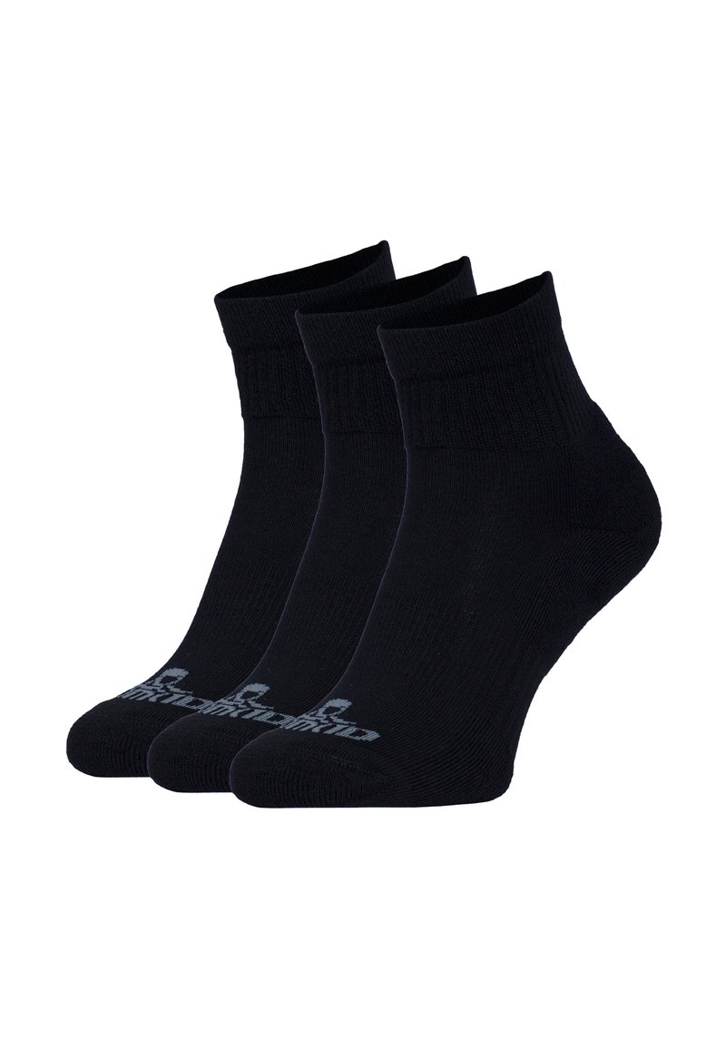 Schwarze Knöchelsocken, drei Paare, aus strukturiertem Material, mit verstärkten Fersen und Zehen, sowie einem kleinen grauen Logo nahe dem unteren Rand.