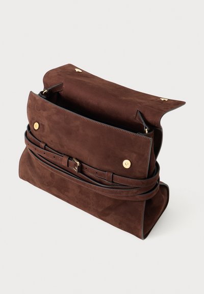 Braune Wildleder-Handtasche mit umklappbarem Deckel, goldenen Beschlägen und einem schwarzen Ledertrageriemen. Das Innere bietet ein geräumiges Fach.