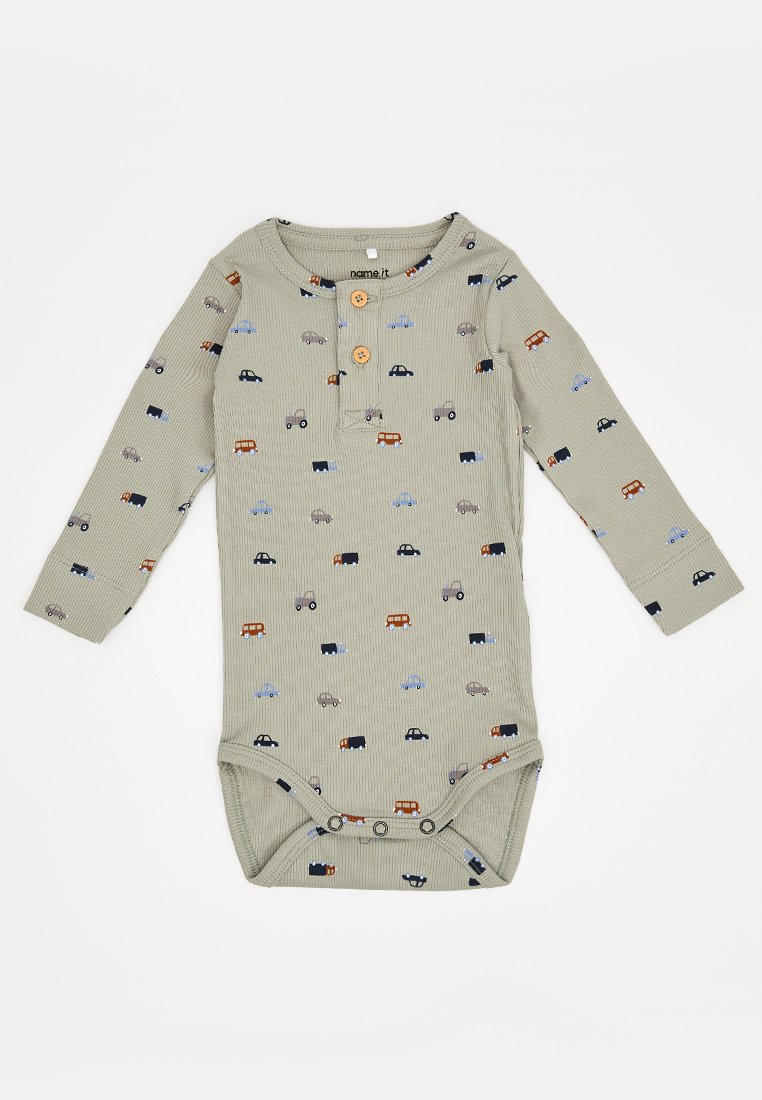 Langarm-Babystrampler aus weicher Baumwolle, hellgrün mit ribbeliger Textur. Verfügt über bunte Fahrzeugmuster und Holzknöpfe am Hals.