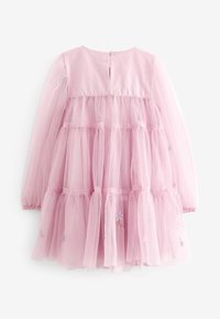Robe en tulle rose à manches longues, avec volants superposés et broderie florale. Fermeture au dos par boutons et encolure ronde.