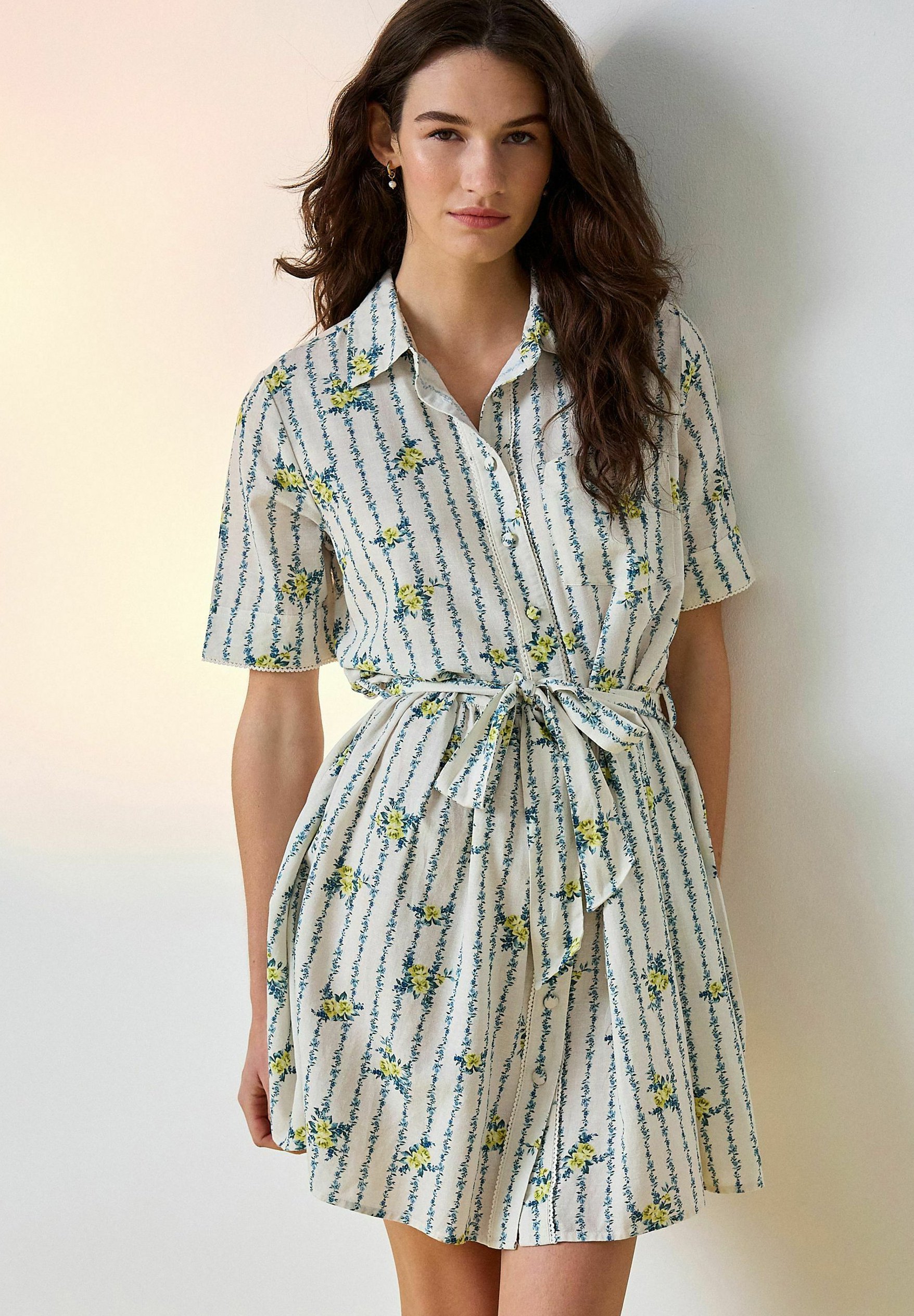 REGULAR FIT - SHORT SLEEVE TIE WAIST SHIRT DRESS . - Rochie tip cămașă - ecru yellow floral print