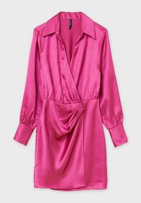 Abito rosa satinato con colletto, maniche lunghe e un dettaglio attorcigliato in vita. La trama liscia e il design drappeggiato esaltano la sua forma.