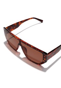 Ochelari de soare rectangulari din scoică cu lentile nuanțate de brun, având o ramă groasă și un model bicolor. Numele brandului este gravat pe lateral.