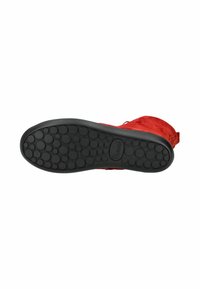 Stivale rosso in suede con suola nera, caratterizzato da un motivo a cerchi antiscivolo e logo "Think!" al centro della parte inferiore.