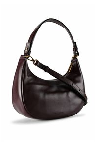 Borsa a forma di mezzaluna in pelle marrone scuro con una tracolla corta e una tracolla crossbody regolabile, con dettagli in metallo color oro.
