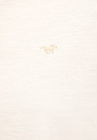 Weißer, strukturierter Stoff mit einem kleinen, beigefarbenen, bestickten Pferdeakzent auf der linken Seite. Das Design ist schlicht und minimalistisch.