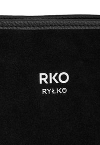 Czarny zamszowy materiał z wytłoczonym białym logo "RKO" i "RYŁKO" dla marki. Prosty design o czystych liniach i gładkiej fakturze.