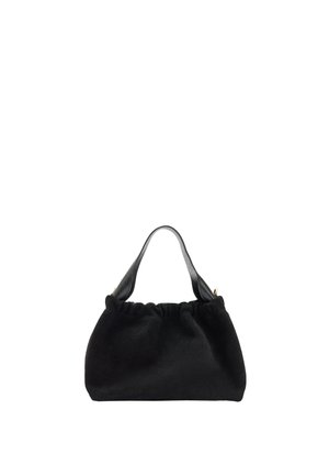 Czarna miękka torebka z materiału z marszczonym górnym brzegiem i pojedynczym skórzanym uchwytem, prezentowana na białym tle.