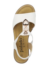 Sandalo bianco in materiale liscia, dotato di una fascia centrale decorata con tre accenti a forma di cuore in oro e nero. Suola interna texturizzata.