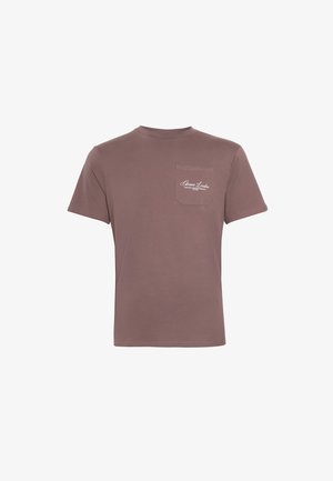 Rövid ujjú póló tompa mályva színű pamutból, mellzsebbel, amelyen a "Casual London" felirat fehér írásban hímzett. Puha tapintás, klasszikus fazon.