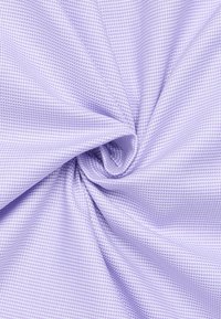 Tessuto di un delicato viola chiaro con una trama a griglia, che presenta una morbida caduta e una superficie leggermente lucida, ideale per diverse applicazioni tessili.