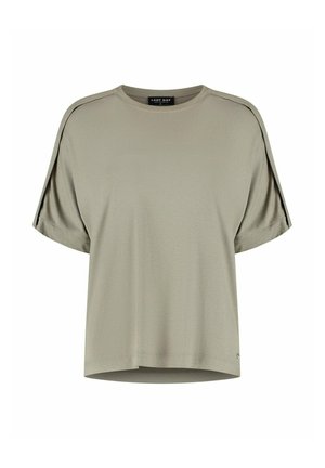 T-shirt met korte mouwen, losse pasvorm, licht olijfgroen met ronde hals en splitsdetails op de schouders, weergegeven op een witte achtergrond.