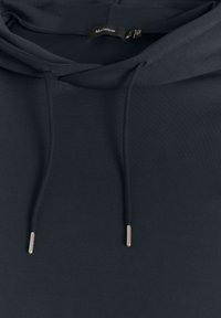 Sudadera de color gris oscuro hecha de una tela suave, con capucha ajustable y puntas metálicas plateadas. Corte relajado con una textura lisa.